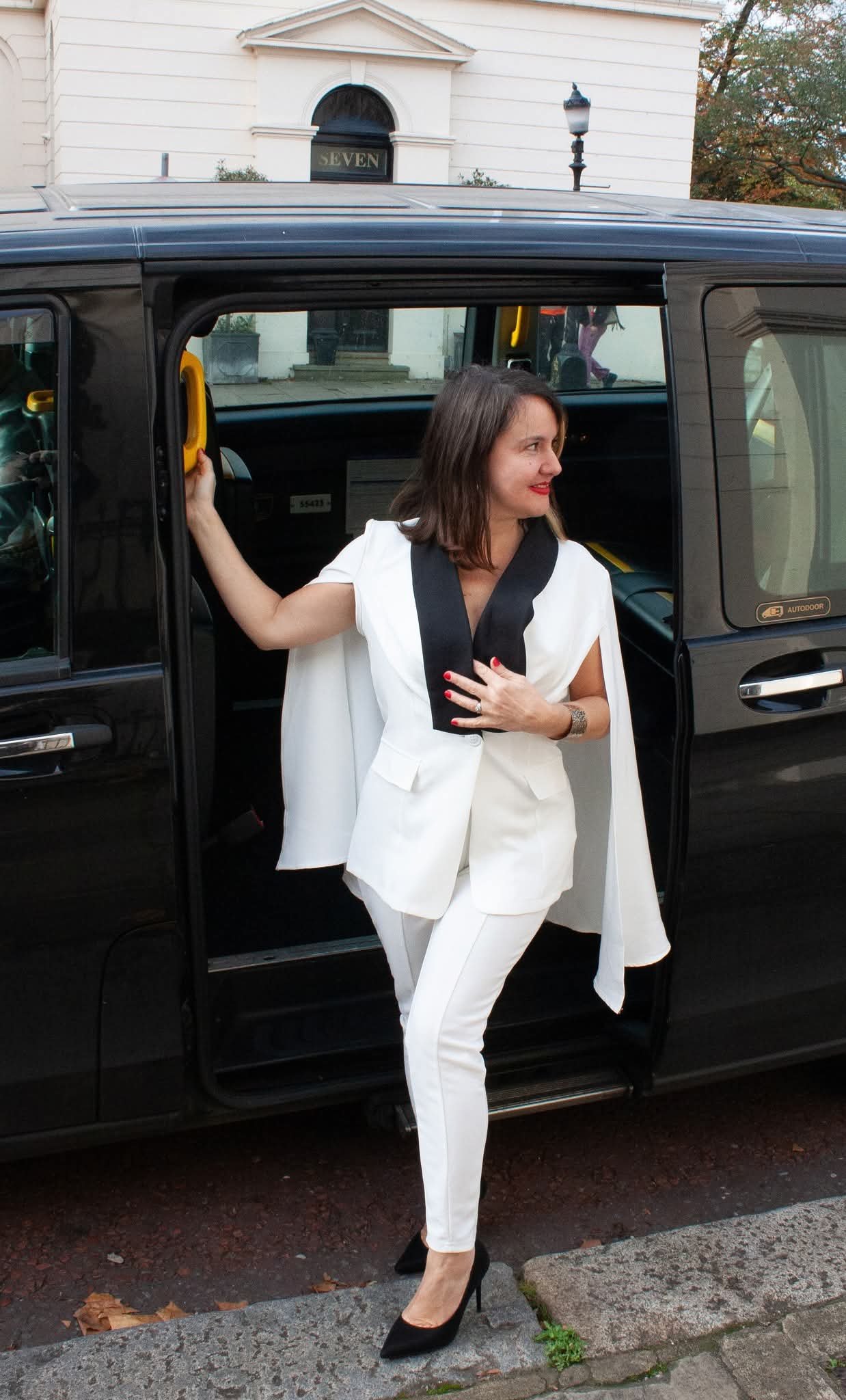 Julia Schmitz, independent market analyst and financial educator, in a white tailored blazer